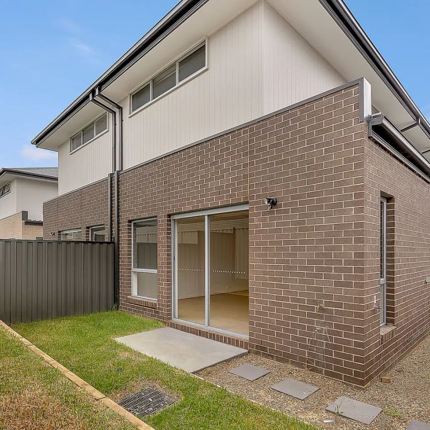 “Stunning 3-bedroom Townhouse” - Photo 1