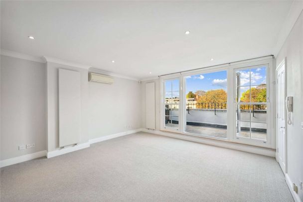 A lovely four bedroom house set over four floors located within Somerset Square. - Photo 1