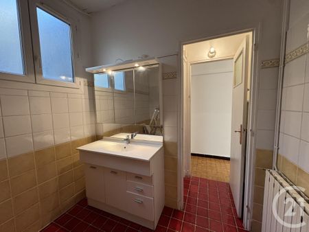 Location Appartement 3 pièces 74m² LA VALENTINE 11ème - Photo 3