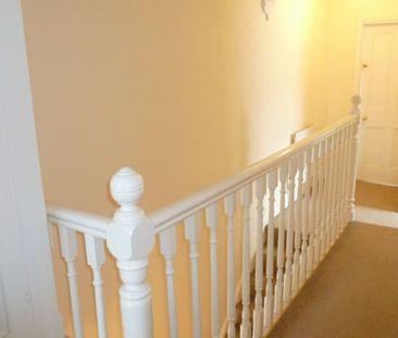Beautiful 6 bedroom house with 4 spacious double bedrooms in West End! - Photo 3
