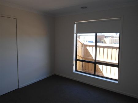 LOVELY 3 BEDROOM HOME - Photo 3