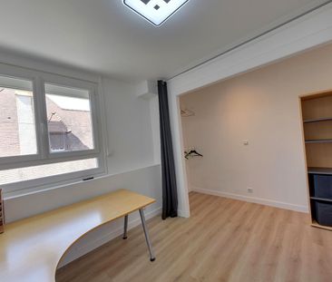 T4 à l'etage d'une maison avec balcon, cave et cour privative, - Photo 6