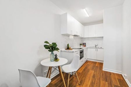 Bright Ground Floor Apartment - Photo 4