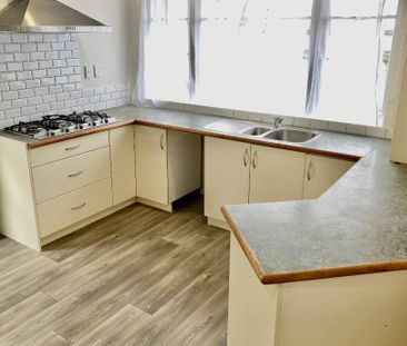 This three bedroom brick home, has been tastefully renovated with f... - Photo 3