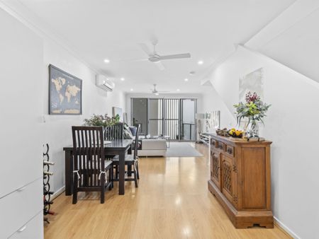 Elegant Waterfront Townhouse in the Heart of Emerald Lakes - Photo 2