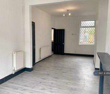 3 bedroom maisonette to rent - Photo 2