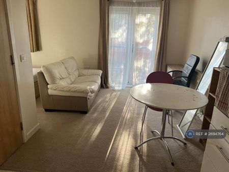 Studio to rent - Photo 2