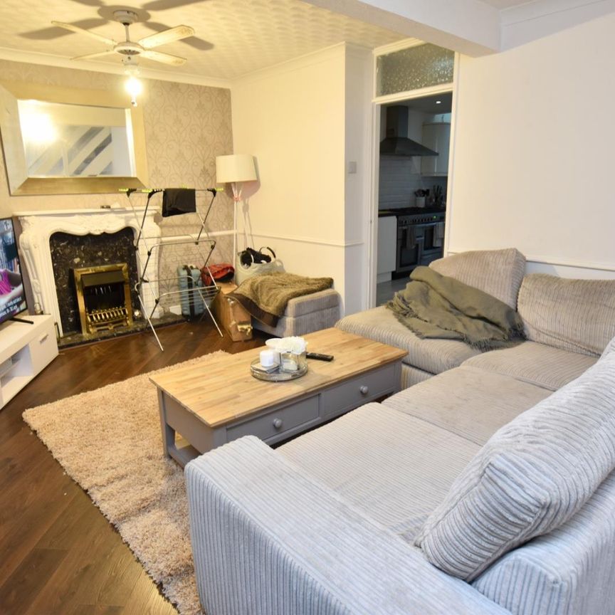 Barrow Close, Coventry - 3 BEDROOM - CLOSE TO UHCW - Photo 1