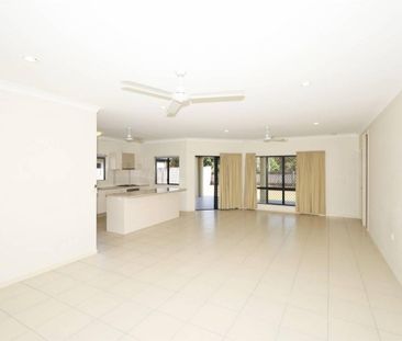 Fully Tiled and Air Conditioned Family Home - Huge Patio - Excellen... - Photo 1