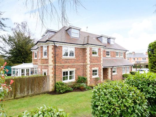 A well presented two bedroom ground floor apartment in Sunningdale - Photo 1