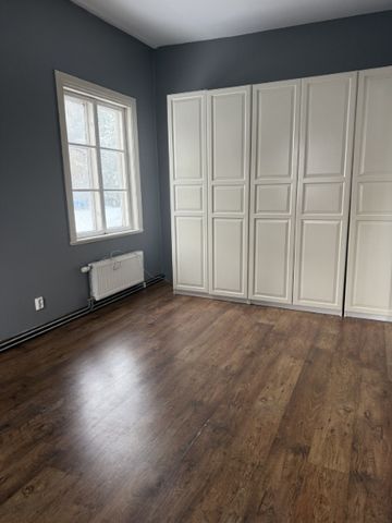 Rymlig lägenhet med tre sovrum och stor källare i Tystberga! - Foto 5