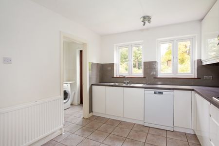 4 bedroom detached house to rent - Photo 4