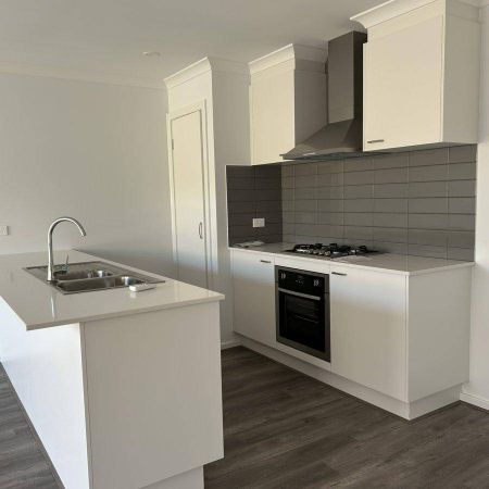 MODERN TOWNHOUSE - Photo 3