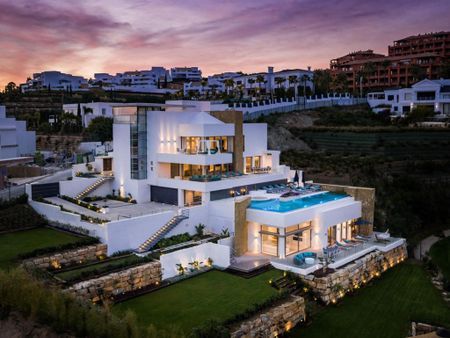 8 bedroom luxury Villa for rent in Marbella, Spain - Photo 4