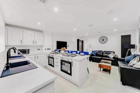 6 Beds 3 Baths - Photo 5