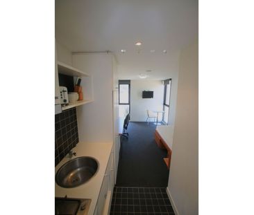 Furnished Stylish Studio Apartment -STUDENTS ONLY - Photo 6