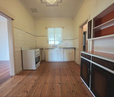 Neat 3-Bedroom Home in Convenient Royal Park Location - Photo 1