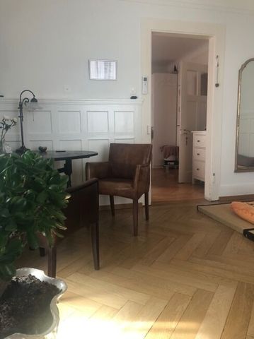 Charmant appartement de 2,5 pièces dans un immeuble ancien avec balcon dans un emplacement central à Zurich - Photo 3
