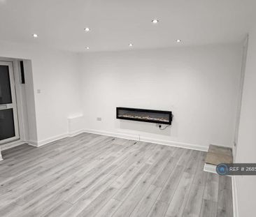 4 bedroom semi-detached house to rent - Photo 3