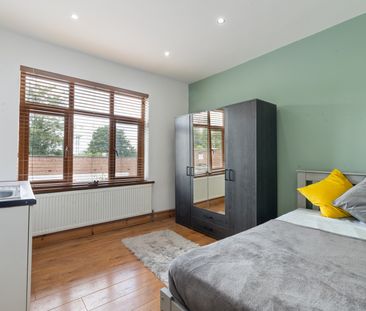 🌺 ENSUITE ROOMS, ALL BILLS, CLEANER & GARDENER 🌺 Room 3 - Photo 6