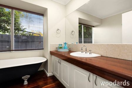 Charismatic Edwardian with a Spectacular Entertaining Focus - Photo 3