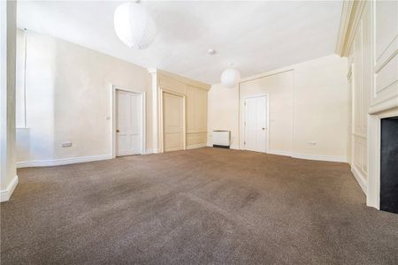 First floor one bedroom unfurnished flat in central Bath. - Photo 2