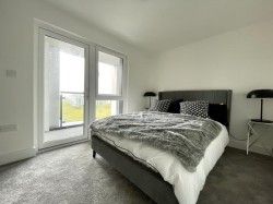 Silbury Boulevard, Milton Keynes - Photo 2