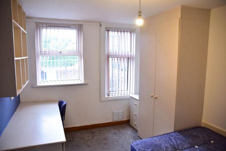 4 bedroom flat to rent - Photo 4