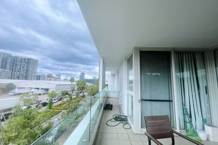 Spacious three bedrooms apartment with timber floor throughout and big balcony! - Photo 2