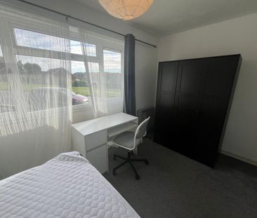 3 bedroom flat to rent - Photo 4