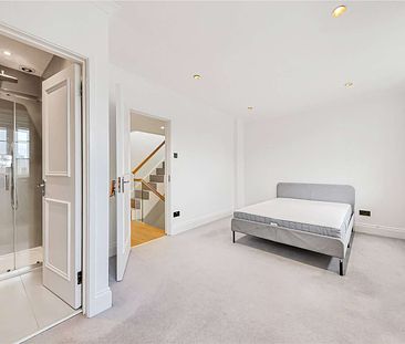 5 bedroom townhouse in the heart of St Johns Wood with off street parking - Photo 2