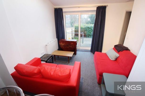 6 bedroom semi-detached house to rent - Photo 1