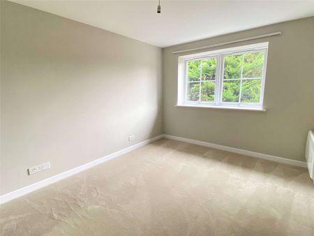 A contemporary apartment forming part of a modern development set in vibrant Crawley. - Photo 3