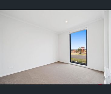 🌟Stylish 4-Bedroom Townhouse with Resort-Style Amenities 💦 - Photo 4