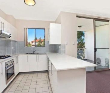 “Just minutes to the station and all the local shops!” - Photo 1