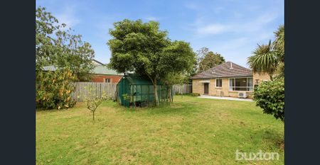 Sun-Filled 3 Bedroom Family Living in a Parkside Cul-de-Sac - Photo 5