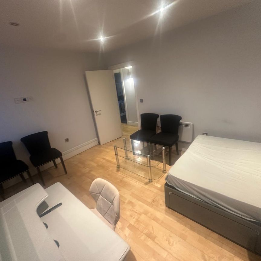 Two rooms in a shared family flat close to Loughton station- £750 pcm - Photo 1