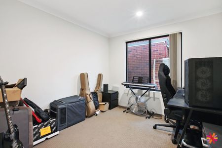 SPACIOUS 4X2 WITH DOUBLE GARAGE - Photo 5