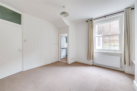 Families or maximum 2 sharers. A spacious and newly refurbished three double bedroom lower ground floor apartment. EPC rating D - Photo 3