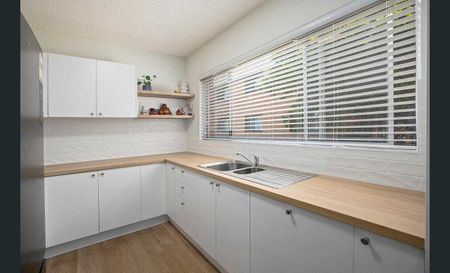 Beautifully Renovated 2-Bedroom Apartment in Prime Beachside Location - Photo 2