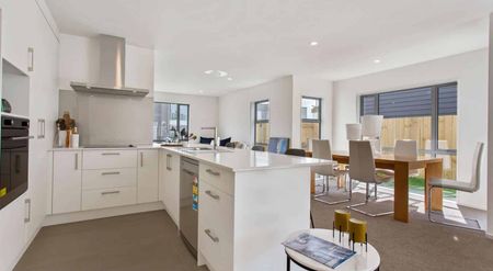 Four Bedroom Beauty! - Photo 4