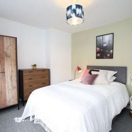 Bright and Spacious Double Room in Droylsden! - Photo 1