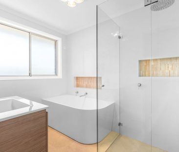 IMMACULATE FAMILY HOME - Photo 6