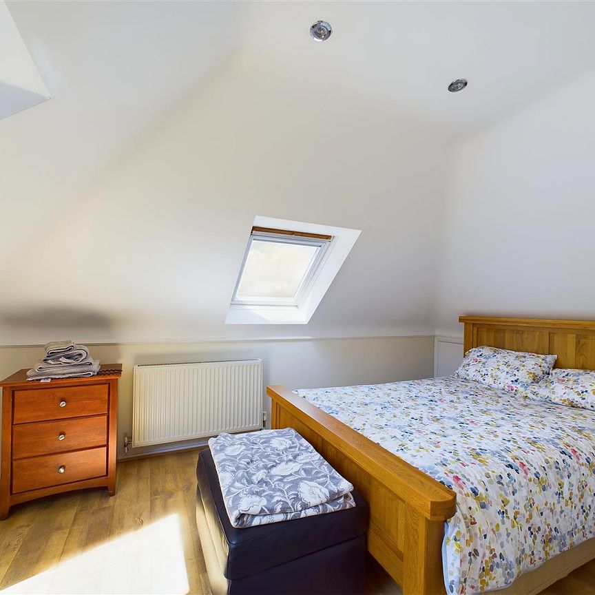 Spacious five bedroom detached house located in a popular residential area of Hove, offered to let un-furnished. Available 1st July 2024. - Photo 1