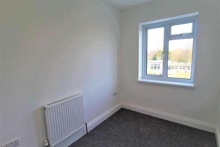 Pooley Green Road, Egham, TW20 - Photo 4