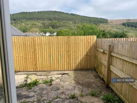 2 bedroom semi-detached house to rent - Photo 5