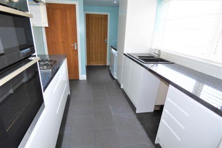 3 bedroom flat to rent - Photo 5
