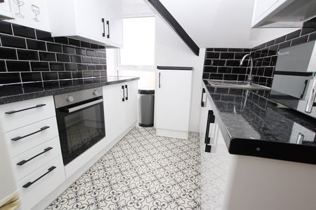 5 Cavendish Crescent South, NG7 - Photo 4