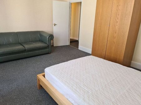 3 bedroom apartment to rent - Photo 4