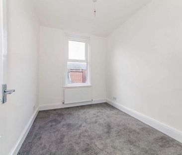 3 bedroom flat to rent - Photo 3